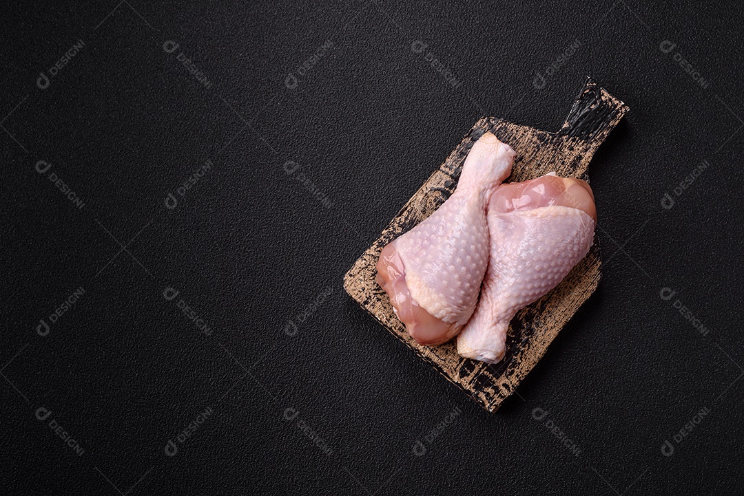 Imagem exibe sobrecoxas de frango cruas, que são a parte superior da perna da ave