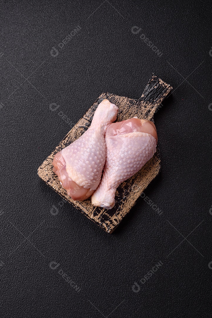 Imagem exibe sobrecoxas de frango cruas, que são a parte superior da perna da ave