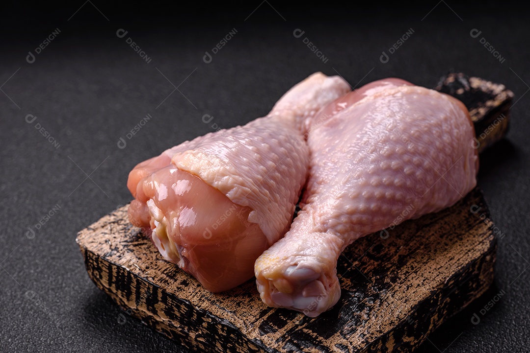 Imagem exibe sobrecoxas de frango cruas, que são a parte superior da perna da ave