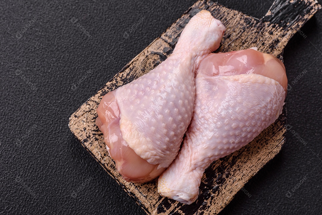 Imagem exibe sobrecoxas de frango cruas, que são a parte superior da perna da ave