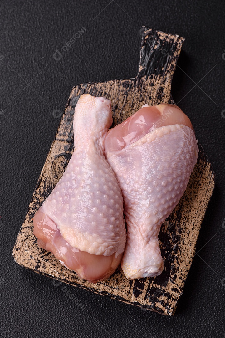 Imagem exibe sobrecoxas de frango cruas, que são a parte superior da perna da ave