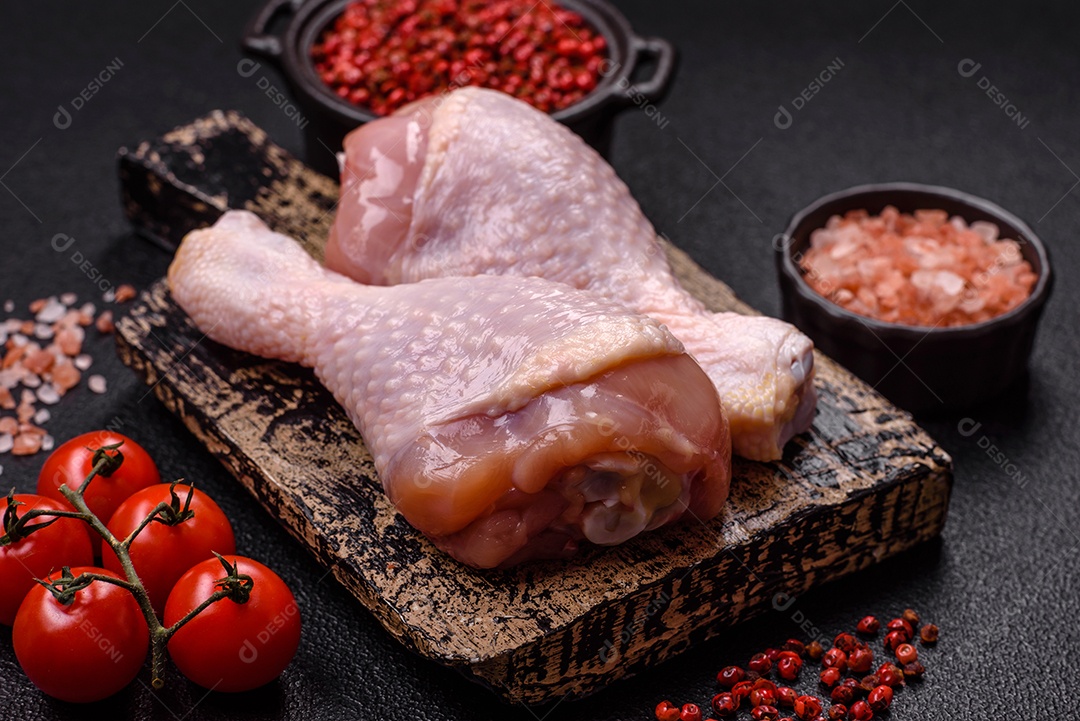 Imagem exibe sobrecoxas de frango cruas, que são a parte superior da perna da ave