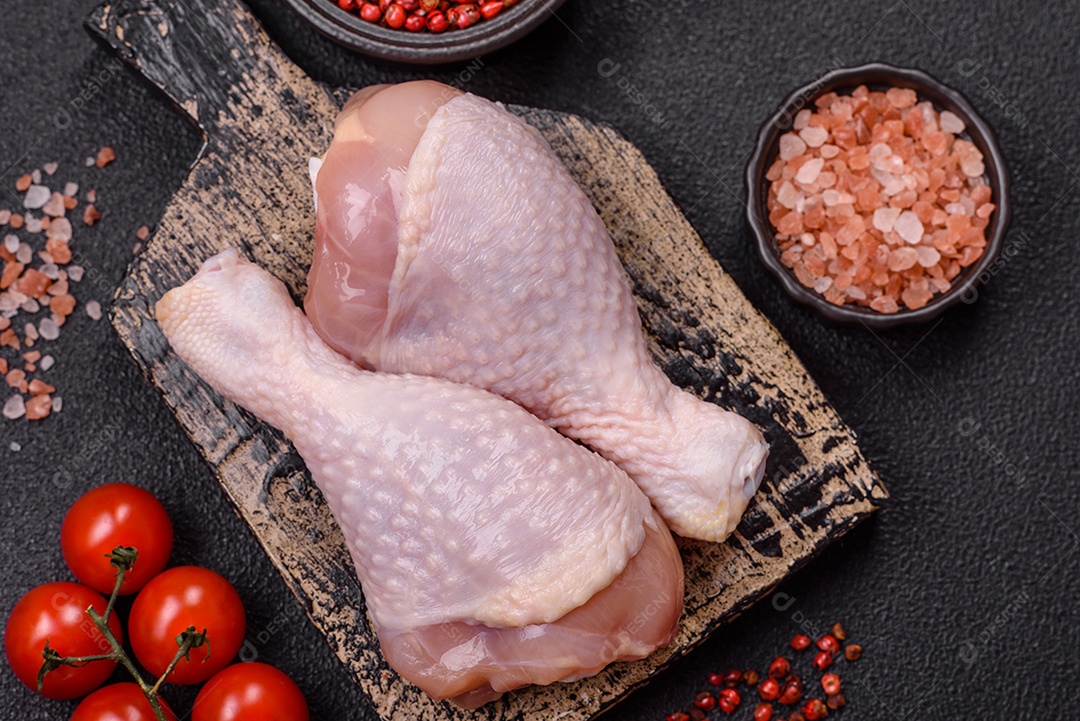 Imagem exibe sobrecoxas de frango cruas, que são a parte superior da perna da ave