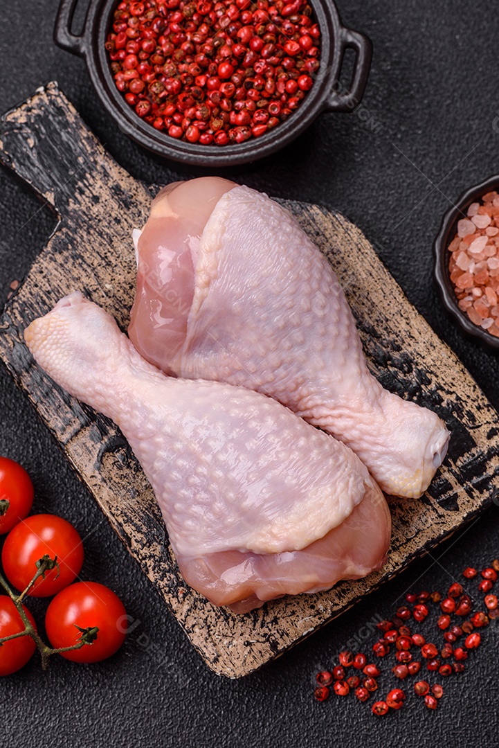 Imagem exibe sobrecoxas de frango cruas, que são a parte superior da perna da ave