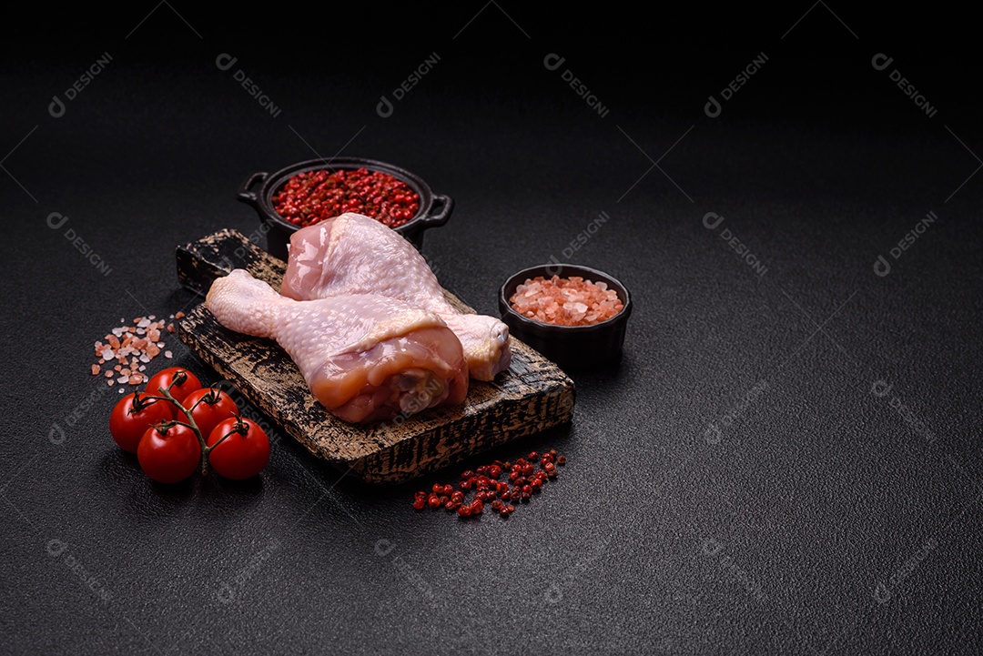 Imagem exibe sobrecoxas de frango cruas, que são a parte superior da perna da ave