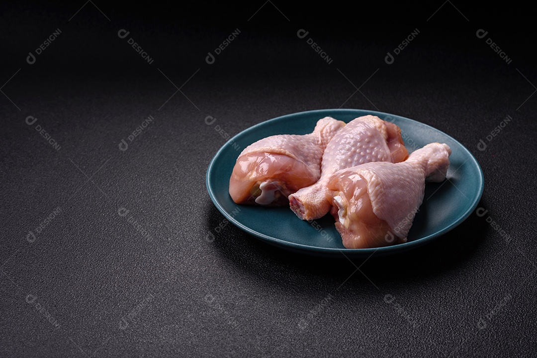 Imagem exibe sobrecoxas de frango cruas, que são a parte superior da perna da ave