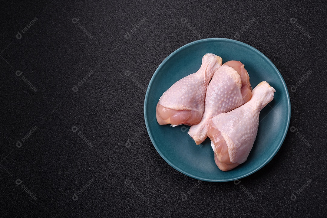 Imagem exibe sobrecoxas de frango cruas, que são a parte superior da perna da ave