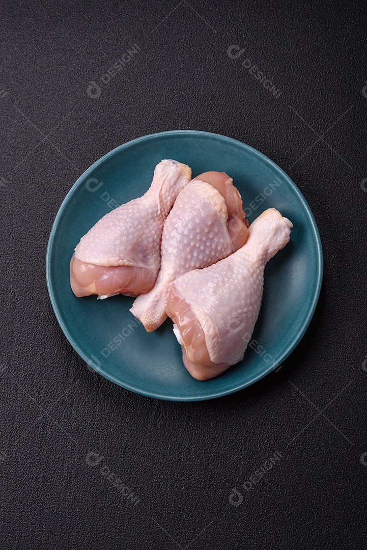 Imagem exibe sobrecoxas de frango cruas, que são a parte superior da perna da ave