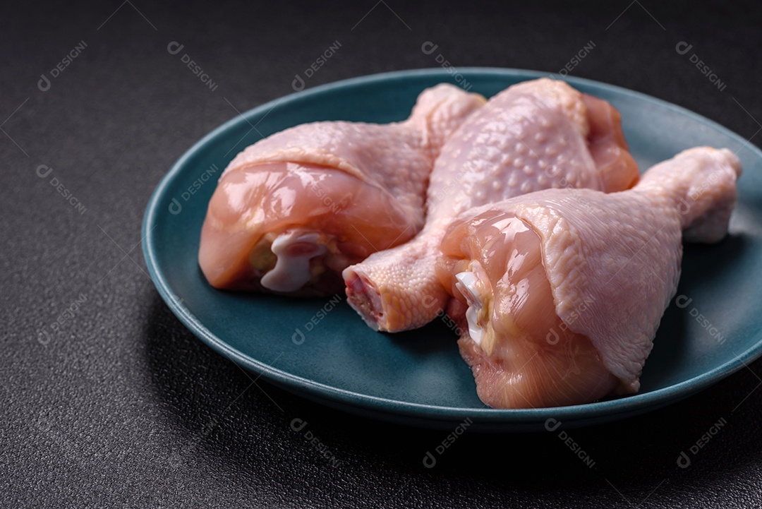 Imagem exibe sobrecoxas de frango cruas, que são a parte superior da perna da ave