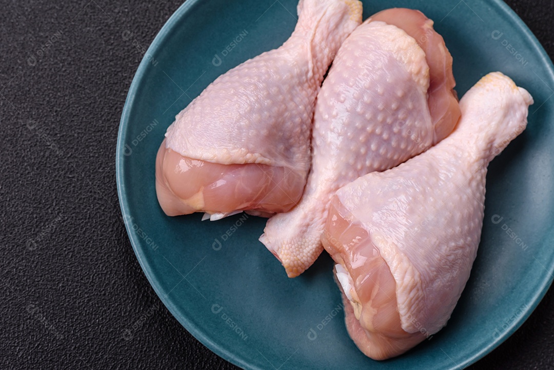 Imagem exibe sobrecoxas de frango cruas, que são a parte superior da perna da ave
