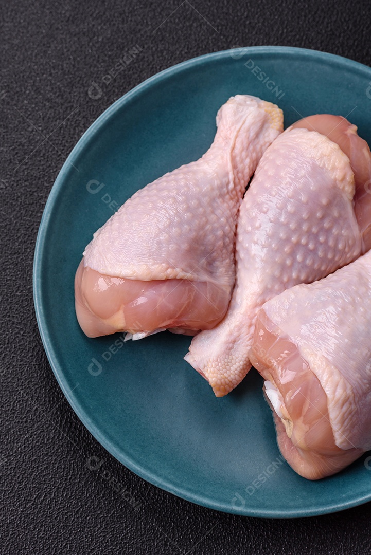 Imagem exibe sobrecoxas de frango cruas, que são a parte superior da perna da ave