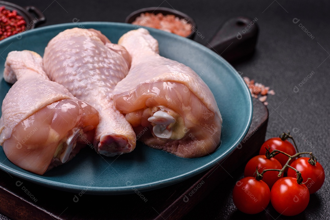 Imagem exibe sobrecoxas de frango cruas, que são a parte superior da perna da ave