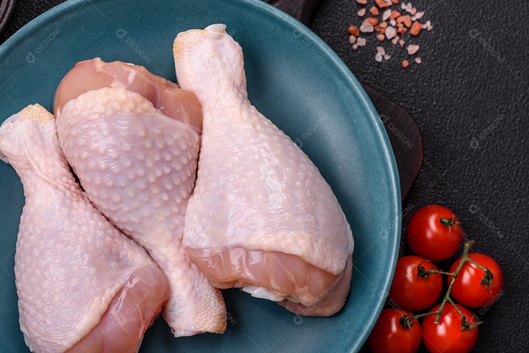 Imagem exibe sobrecoxas de frango cruas, que são a parte superior da perna da ave