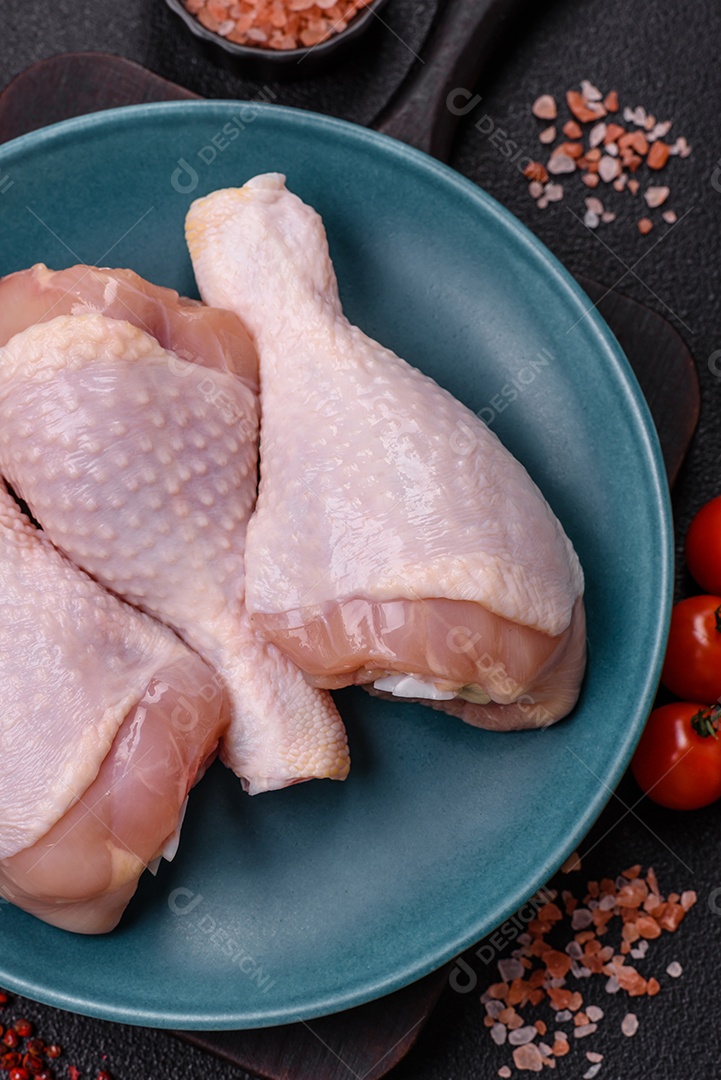 Imagem exibe sobrecoxas de frango cruas, que são a parte superior da perna da ave