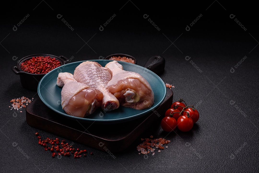 Imagem exibe sobrecoxas de frango cruas, que são a parte superior da perna da ave