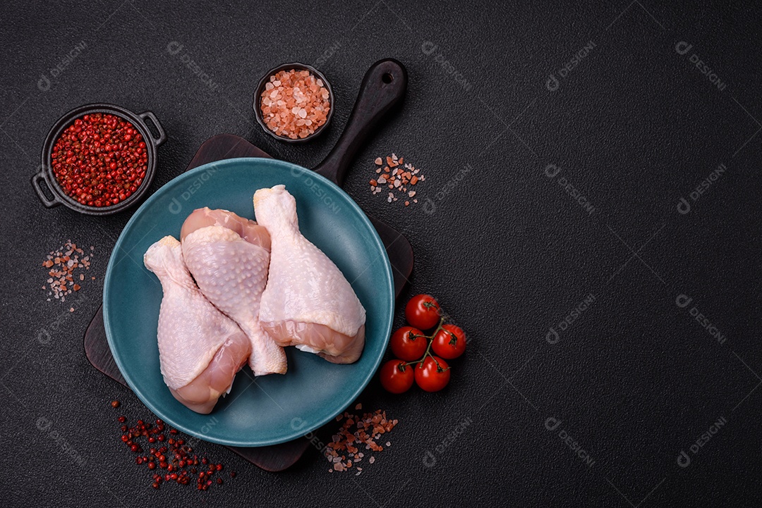 Imagem exibe sobrecoxas de frango cruas, que são a parte superior da perna da ave