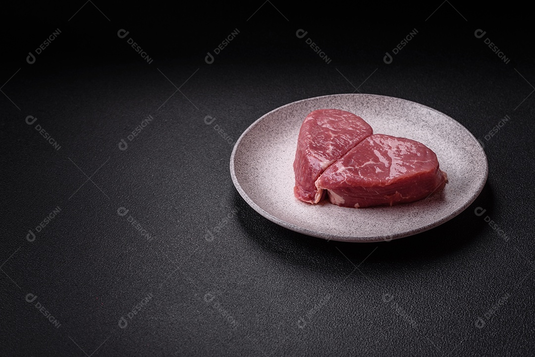 Pedaços de carne bovina crua, provavelmente cortada para preparo culinário