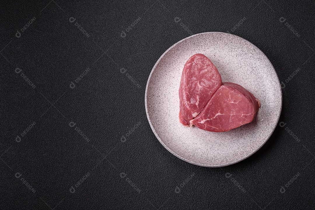 Pedaços de carne bovina crua, provavelmente cortada para preparo culinário