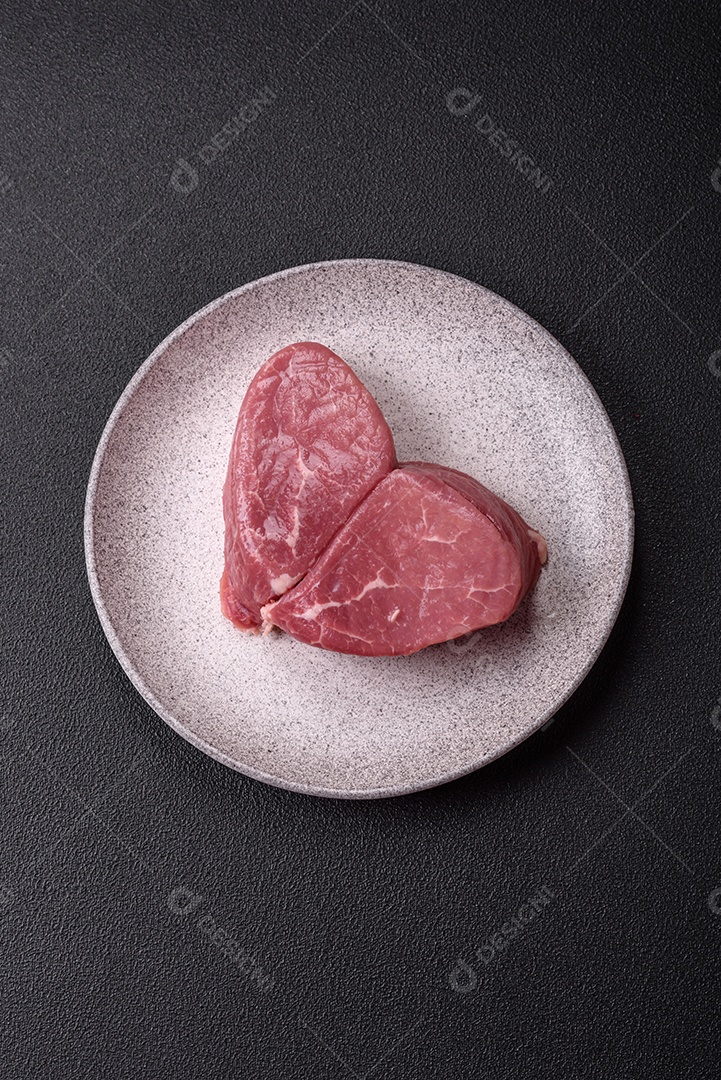 Pedaços de carne bovina crua, provavelmente cortada para preparo culinário