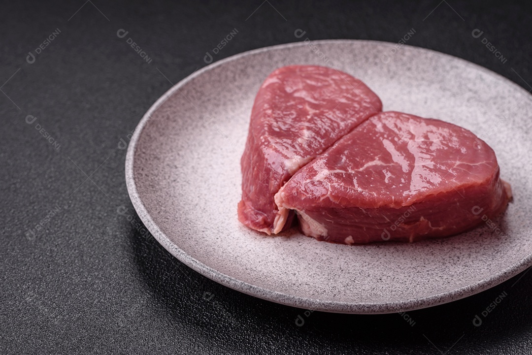 Pedaços de carne bovina crua, provavelmente cortada para preparo culinário