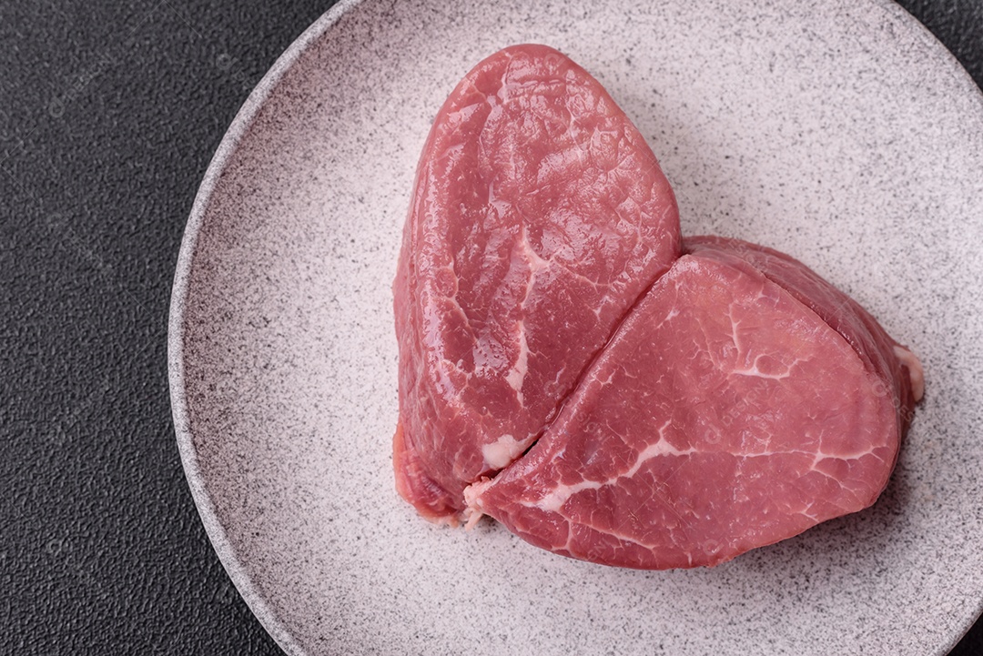 Pedaços de carne bovina crua, provavelmente cortada para preparo culinário