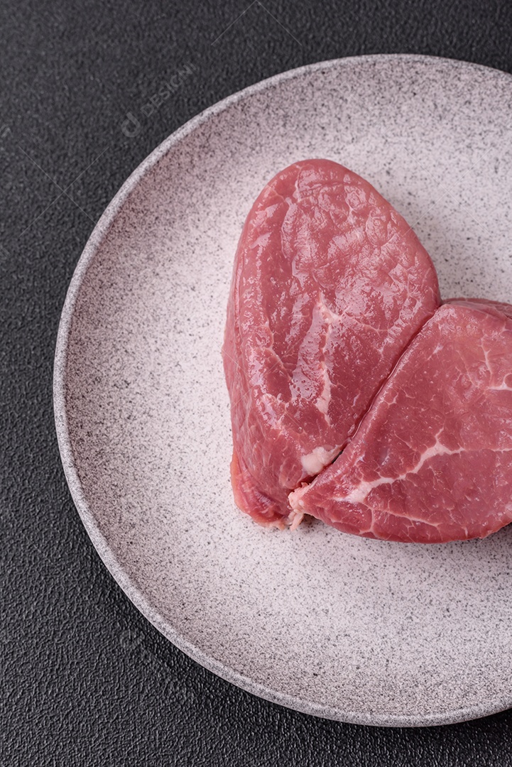 Pedaços de carne bovina crua, provavelmente cortada para preparo culinário