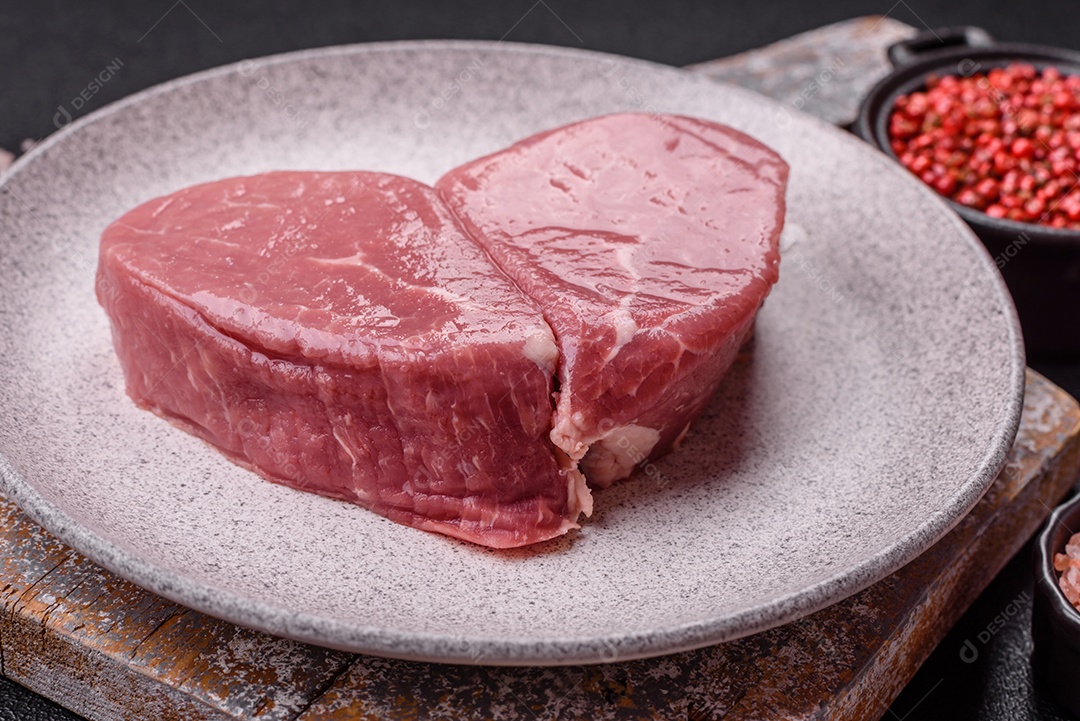 Pedaços de carne bovina crua, provavelmente cortada para preparo culinário