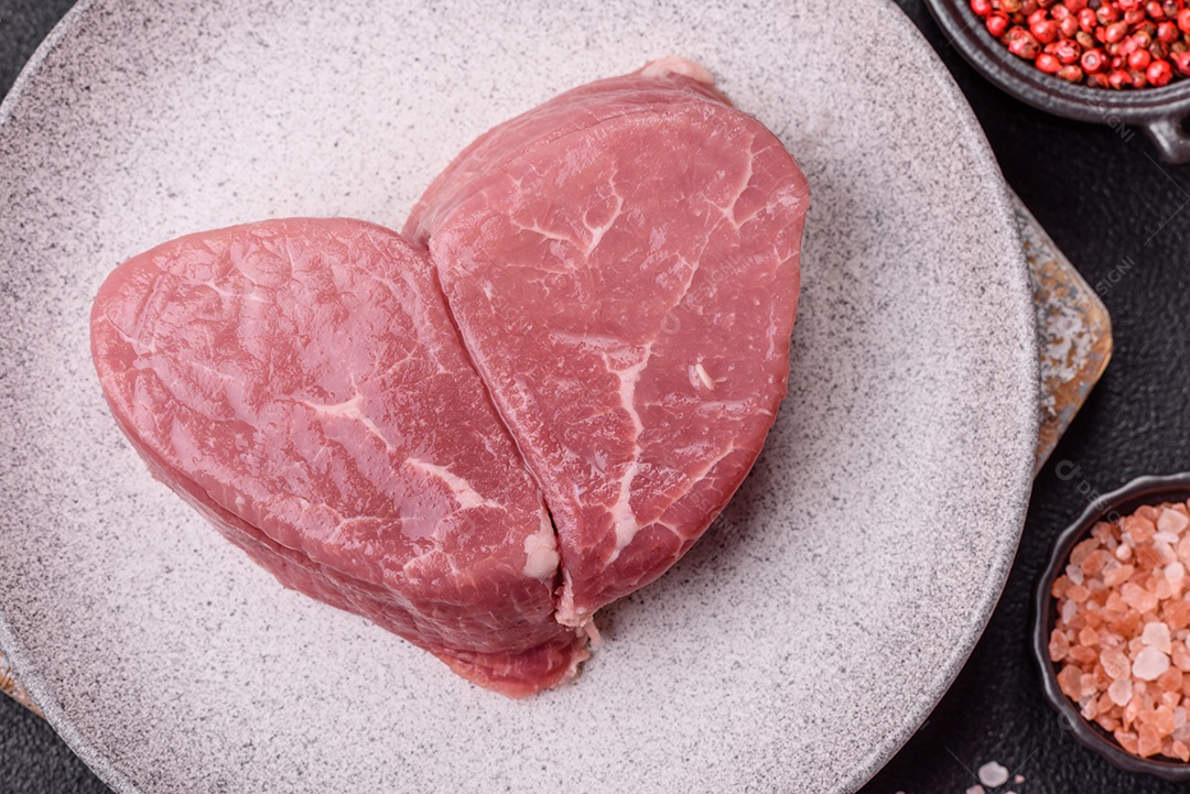 Pedaços de carne bovina crua, provavelmente cortada para preparo culinário