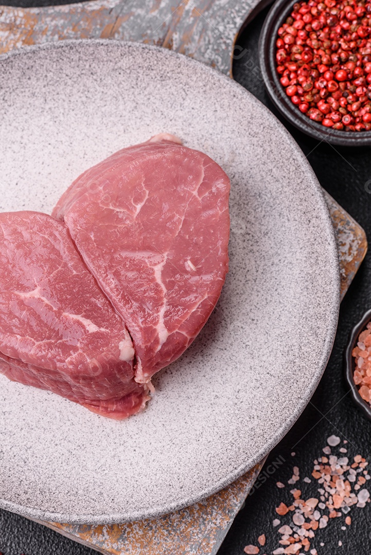 Pedaços de carne bovina crua, provavelmente cortada para preparo culinário
