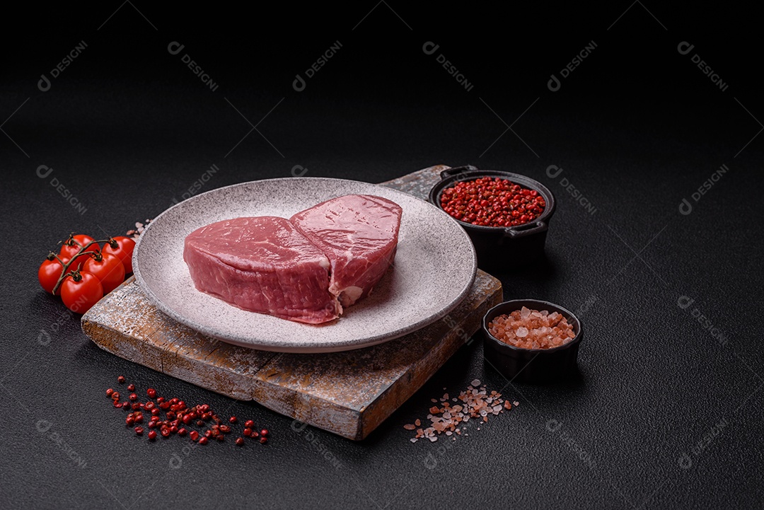 Pedaços de carne bovina crua, provavelmente cortada para preparo culinário