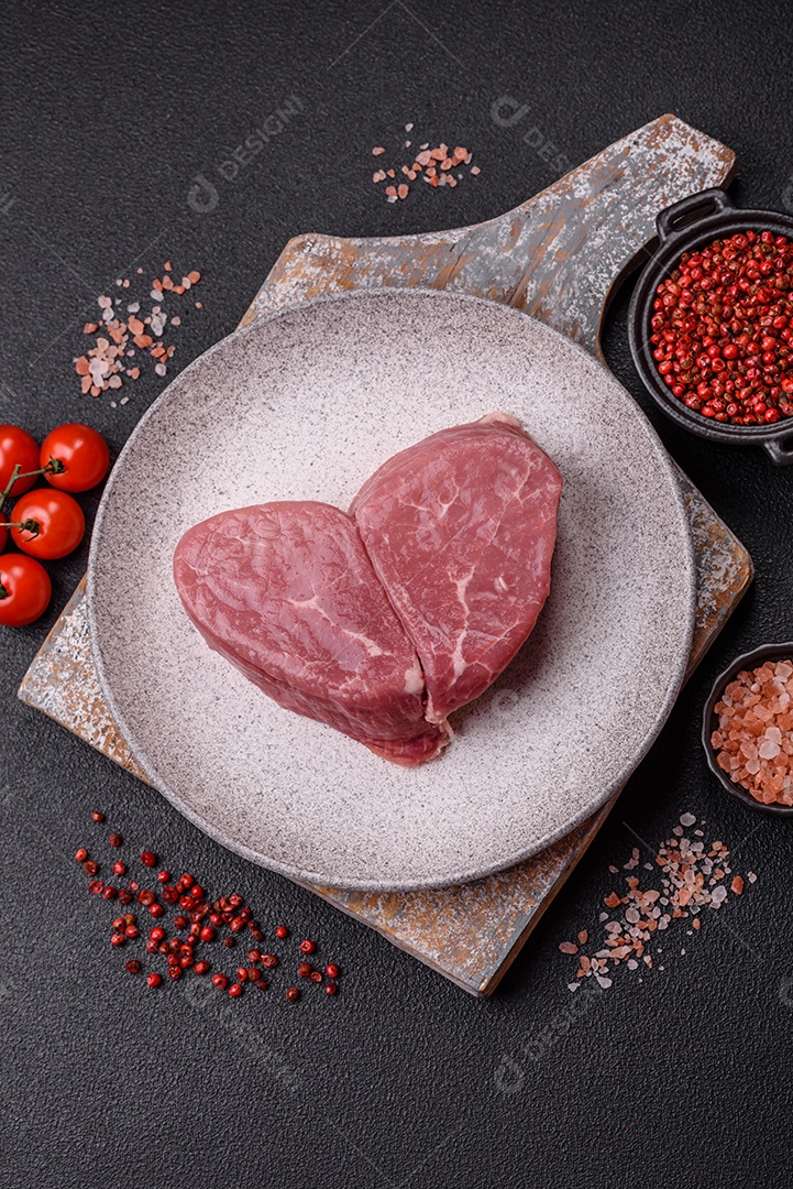 Pedaços de carne bovina crua, provavelmente cortada para preparo culinário