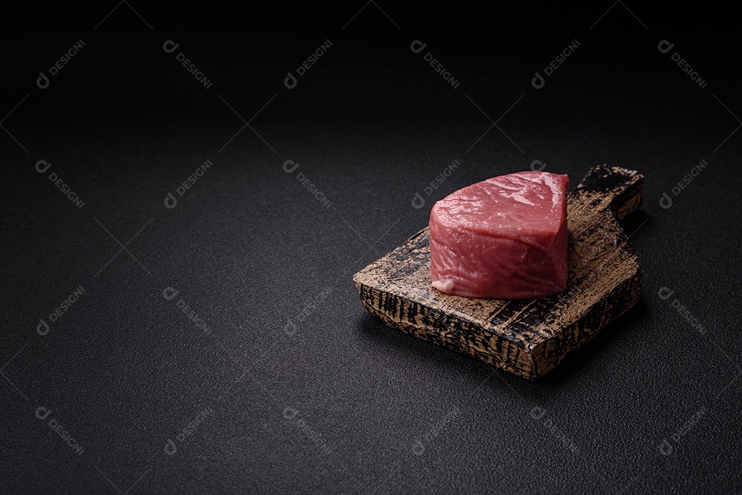 Pedaços de carne bovina crua, provavelmente cortada para preparo culinário