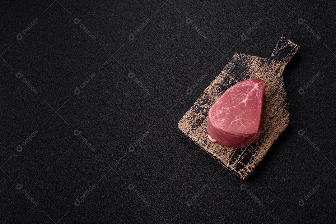 Pedaços de carne bovina crua, provavelmente cortada para preparo culinário