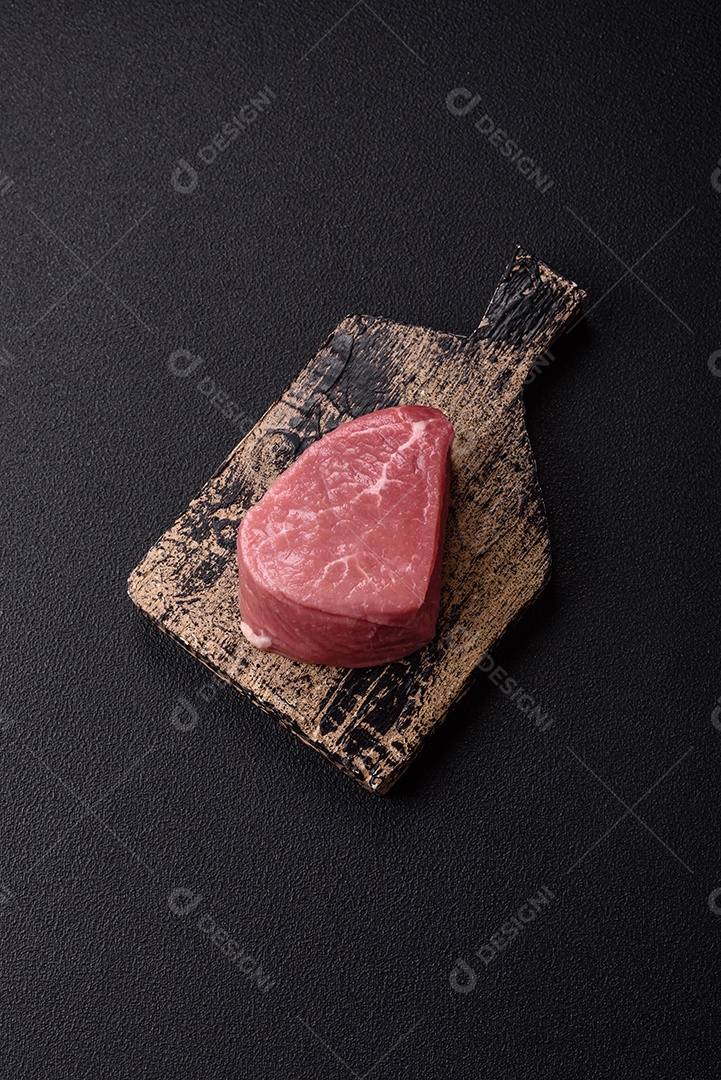 Pedaços de carne bovina crua, provavelmente cortada para preparo culinário