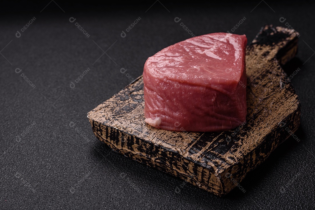 Pedaços de carne bovina crua, provavelmente cortada para preparo culinário