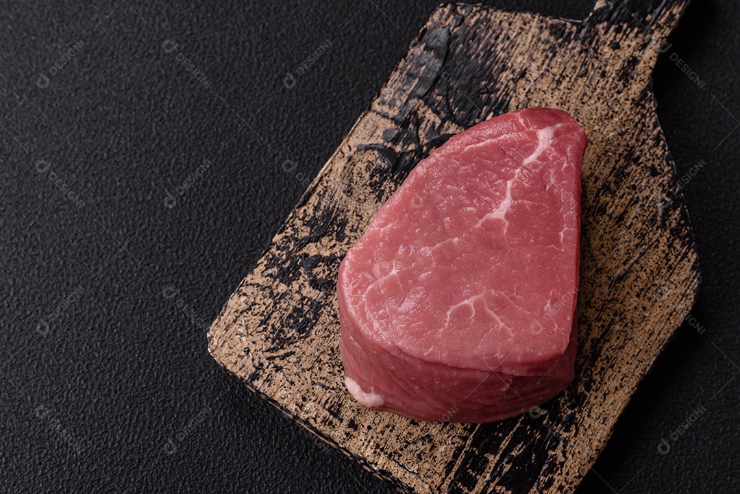 Pedaços de carne bovina crua, provavelmente cortada para preparo culinário