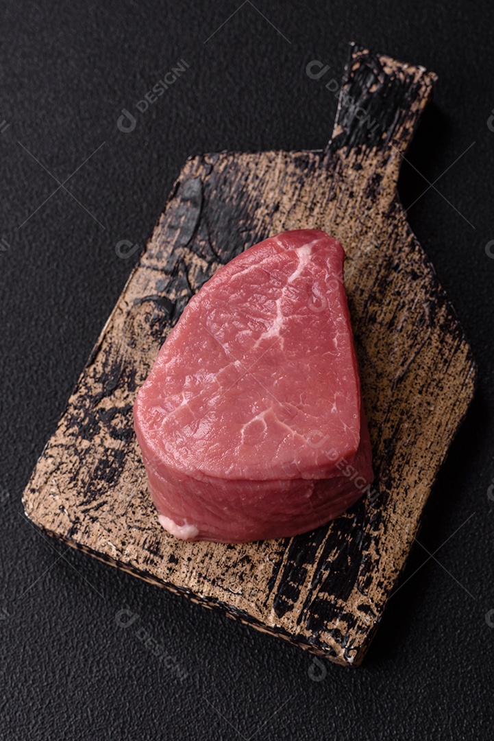 Pedaços de carne bovina crua, provavelmente cortada para preparo culinário