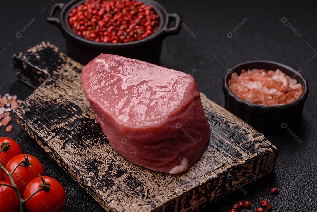 Pedaços de carne bovina crua, provavelmente cortada para preparo culinário