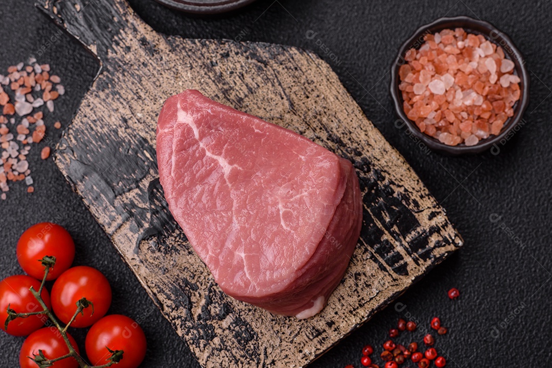 Pedaços de carne bovina crua, provavelmente cortada para preparo culinário