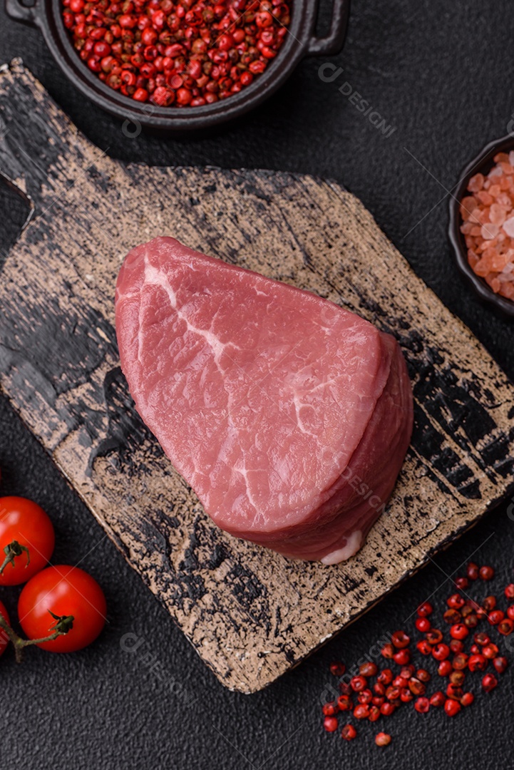 Pedaços de carne bovina crua, provavelmente cortada para preparo culinário