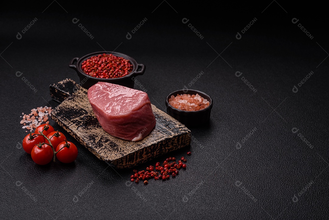 Pedaços de carne bovina crua, provavelmente cortada para preparo culinário