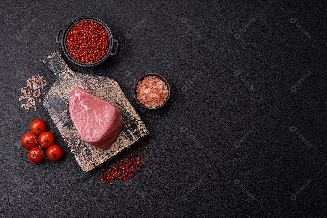 Pedaços de carne bovina crua, provavelmente cortada para preparo culinário