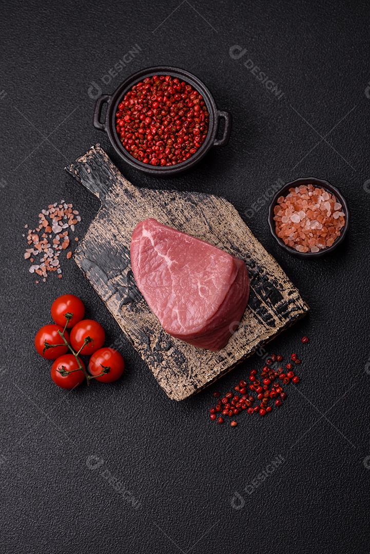 Pedaços de carne bovina crua, provavelmente cortada para preparo culinário