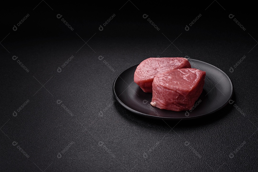 Pedaços de carne bovina crua, provavelmente cortada para preparo culinário