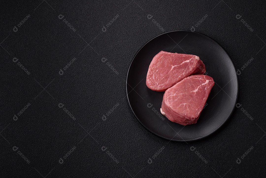 Pedaços de carne bovina crua, provavelmente cortada para preparo culinário