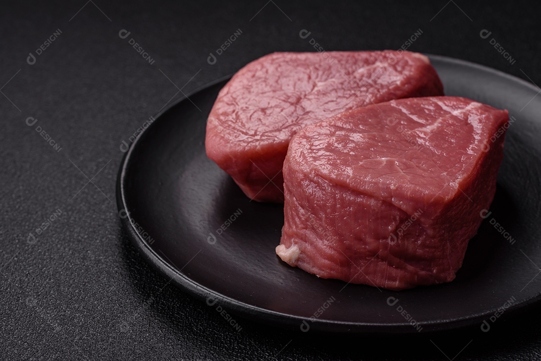 Pedaços de carne bovina crua, provavelmente cortada para preparo culinário