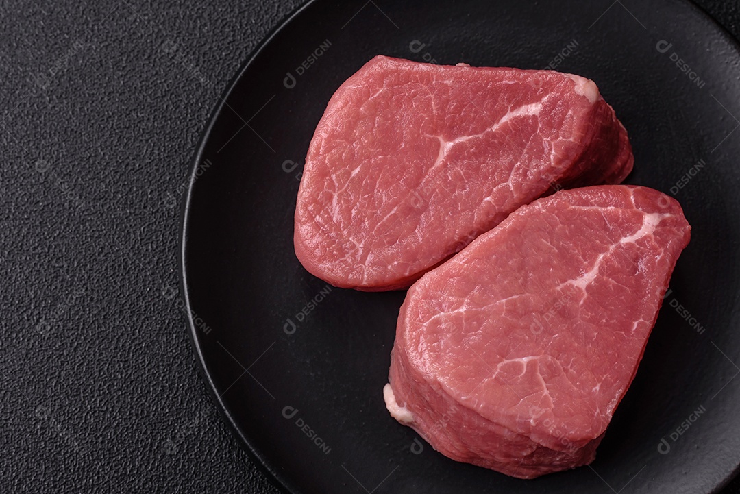 Pedaços de carne bovina crua, provavelmente cortada para preparo culinário