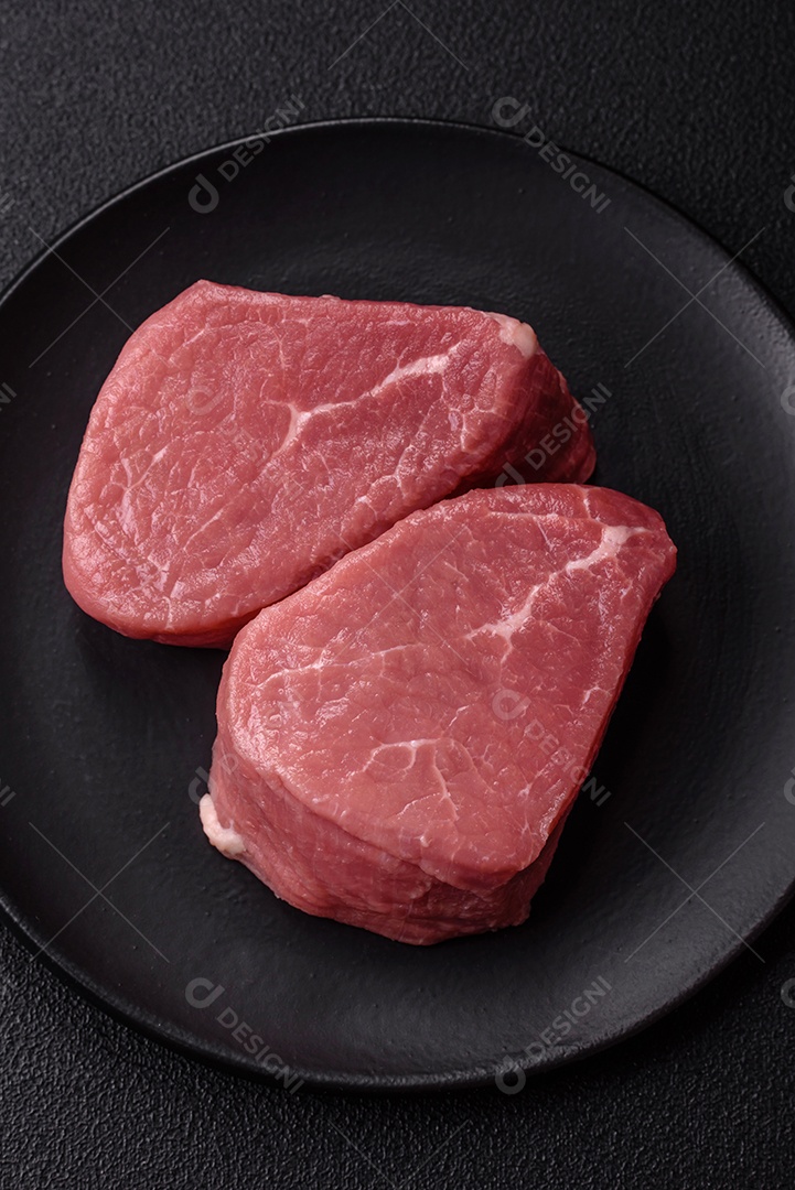 Pedaços de carne bovina crua, provavelmente cortada para preparo culinário