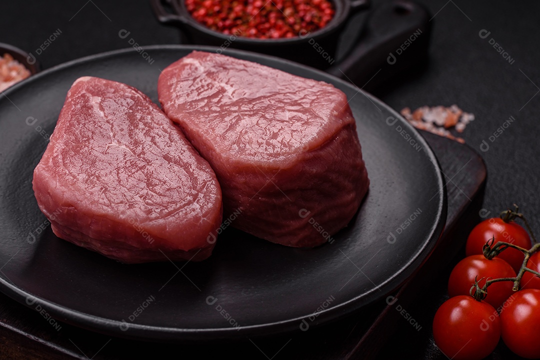 Pedaços de carne bovina crua, provavelmente cortada para preparo culinário