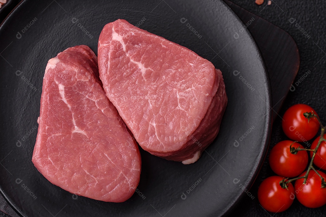 Pedaços de carne bovina crua, provavelmente cortada para preparo culinário